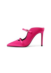 Mule con tacco alto in satin rosa, con punte appuntite, dotate di una cinghia alla caviglia decorata con una fibbia quadrata in strass e un design elegante.
