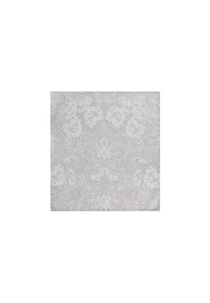 Szary kwadratowy materiał z misternymi białymi wzorami koronkowymi w kształcie kwiatów i paisley, pokrywający powierzchnię w symetrycznym układzie.