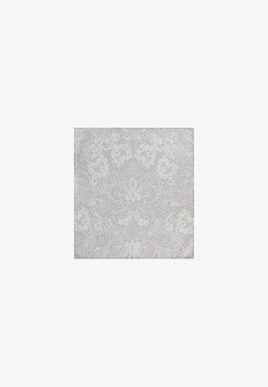 Szary kwadratowy materiał z misternymi białymi wzorami koronkowymi w kształcie kwiatów i paisley, pokrywający powierzchnię w symetrycznym układzie.