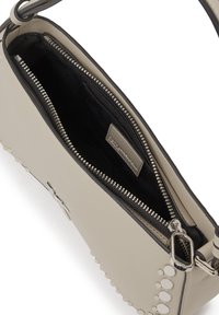 Borsa a tracolla in pelle beige con hardware argentato, chiusura con zip, foderata in nero e dettagli decorativi in rivetti bianchi lungo un lato.