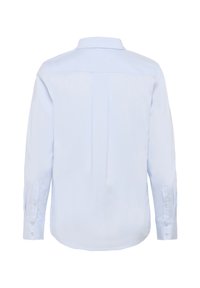 Chemise habillée bleu clair à manches longues vue de dos avec un pli central et des poignets boutonnés.