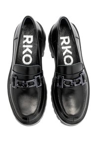 Czarne skórzane mokasyny z dekoracyjnym łańcuchem i wyściełaną wkładką, z nazwą marki "RKO" wydrukowaną na białym tle we wkładce.