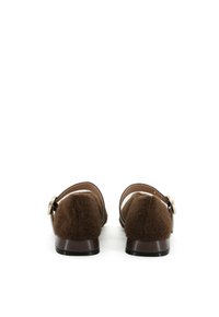 Scarpe slip-on in lana marrone con punta arrotondata, dettagli in pelle e una fibbia laterale. Presentano tacco piatto e una texture morbida.