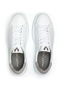 Sneakers bianchi in pelle con accenti grigi, dotati di punte tonde, lacci bianchi piatti e colletto imbottito. L'interno è grigio con un logo.