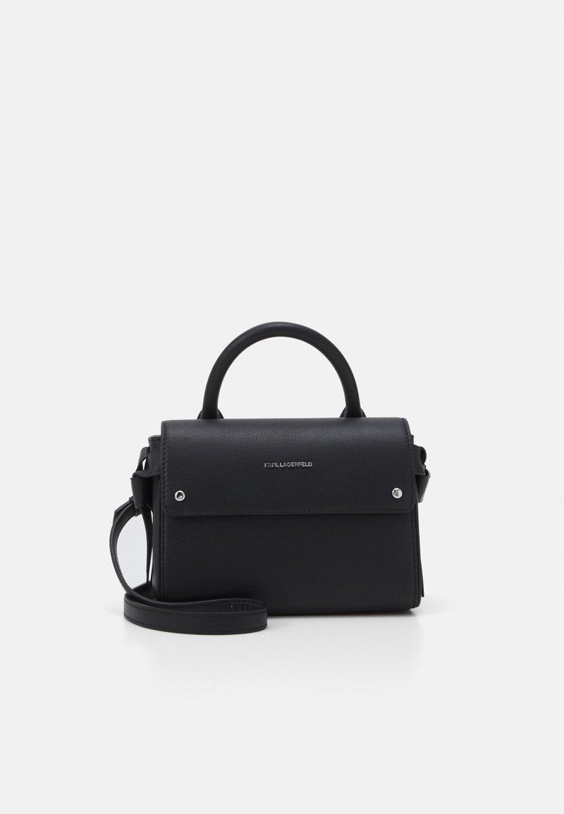 Sac à main rectangulaire noir avec poignée supérieure et bandoulière détachable, fermeture à rabat et logo discret de la marque sur l'avant au centre.