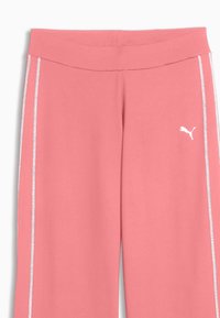 Roze sportbroek met elastische tailleband, witte zijstrepen en een klein wit Puma-logo op de bovenste rechterdij.