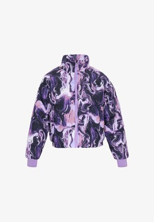 Afkortet, puffy jakke med et sort og lilla marmor mønster, der har en høj krave, en lynlås fortil og lilla manchetter.