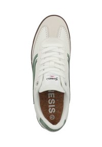 Sneaker bianco con strisce verdi, tomaia in pelle e suede, suola in gomma, punta rotonda e chiusura con lacci. L'interno presenta una soletta in sughero con branding.