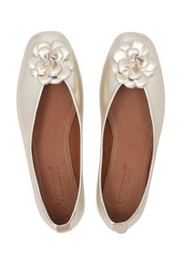 Goldene Leder-Ballerinas mit einem floralen Akzent an der Spitze, mandelförmiger Öffnung und brauner Lederinnensohle. Glatte Textur, schlichtes Design.