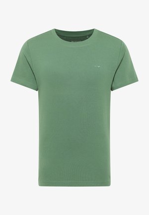 Zaļš kokvilnas T-krekls ar apaļu kakla izgriezumu, īsām piedurknēm un mazu izšūtu logotipu kreisajā pusē. Gluda tekstūra, brīvas formas.