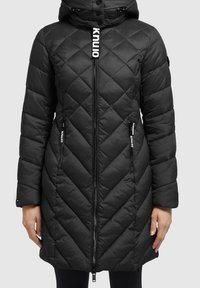 Abrigo acolchado negro con cierre de cremallera, patrón en zigzag, capucha incorporada y bolsillos frontales con cremalleras de marca.