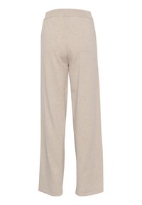 Beige, weite Hosen aus einem weichen Stoff. Sie verfügen über einen elastischen Bund und eine glatte Textur ohne sichtbare Muster oder Hardware-Details.
