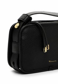 Liten svart läder crossbody-väska med struktur av små stenar, guldfärgad hårdvara, dragkedjestängning och justerbar rem. Varumärkeslogotypen synlig på framsidan.