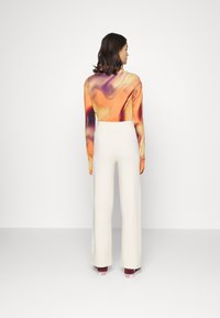 Vero Moda VMGOLD NEEDLE TROUSERS - Calças - birch