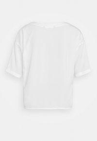 T-shirt bianco a maniche corte, cropped, con vestibilità rilassata. Tessuto liscio, scollatura rotonda e orli arrotolati. Vista posteriore mostrata.