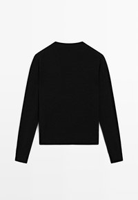 Maglietta nera a maniche lunghe con scollo a girocollo, realizzata in tessuto morbido. Presenta un design cropped con maniche a taglio dritto e un aspetto minimalista.