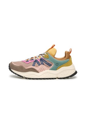 Niedriger Sneaker in Pink, Grün, Gelb und Braun mit weißen Schnürsenkeln, dicker weißer Sohle, schwarzem Profil und orangen Zuglaschen.