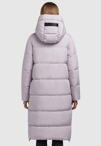 Ljuspurpur pufferjacka med huva, quiltad design och logotypdetalj på baksidan. Har långa ärmar och knälång längd.
