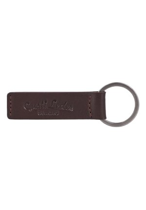 Dunkelbrauner Leder-Schlüsselanhänger mit sichtbaren Nähten und Metallring auf weißem Hintergrund.