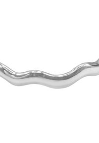 Barra metallica curva e lucida di colore argento, con una superficie liscia e un design ondulato, caratterizzata da bordi arrotondati e senza hardware o accentazioni visibili.