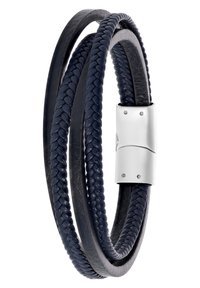 Marine lederen armband met gevlochten textuur, voorzien van een zilverkleurige sluiting en een gepolijste afwerking. Drie strengen zijn samengevlochten voor het ontwerp.
