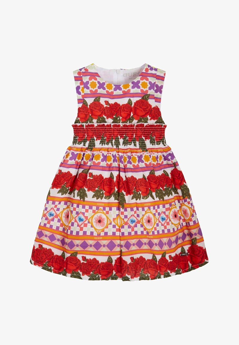 Robe à imprimé floral mettant en avant des roses rouges et des motifs géométriques en violet, jaune et rose. Corsage smocké, design sans manches.