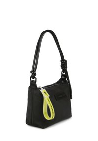 Czarna torebka z tkaniny z uchwytem na sznurku, komorą na zamek błyskawiczny oraz żółtym akcentem w postaci paska z logotypem. Gładka tekstura, kompaktowy kształt.