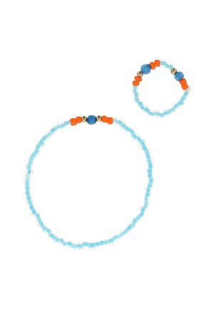 To perlebesatte smykker, et større armbånd og en mindre ring, med lyseblå, orange, gyldne og mørkeblå perler arrangeret i mønstre.