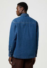Wrangler LONG SLEEVE LOOSE FIT - Chaqueta vaquera - retro blue