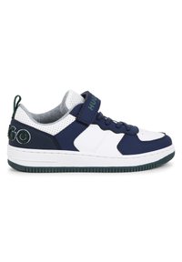 Marineblå og hvite sneakers med teksturert overdel, polstret krage, lisser og borrelås. Har en grønn logo på hælen og gummisåle.