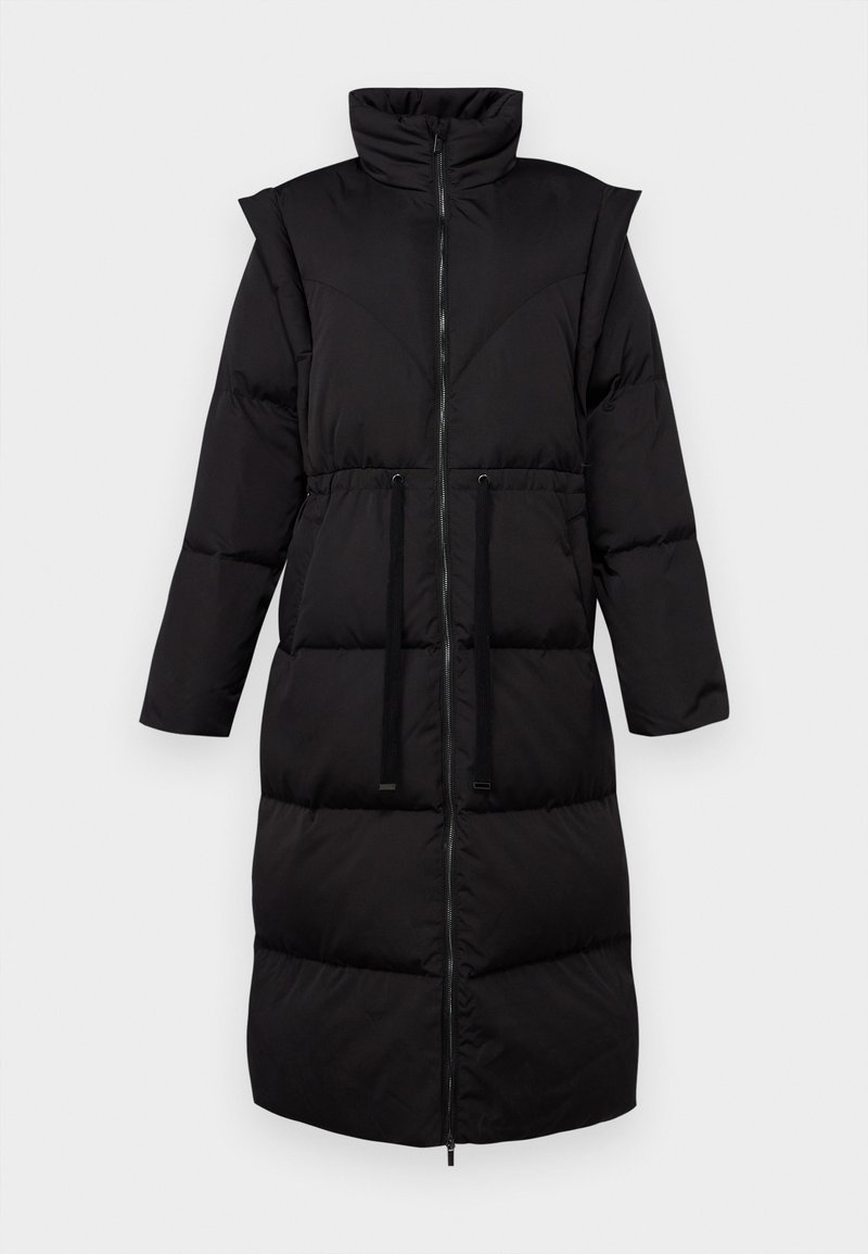 Schwarze Puffjacke mit hohem Kragen, durchgehendem Reißverschluss, verstellbarem Taillenzug und gestepptem Muster. Sie hat lange Ärmel und ein mittellanges Design.