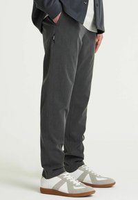 CHASIN' Stone Dual - Auduma bikses - dark grey