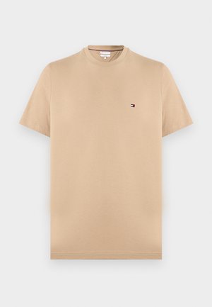 Béžové bavlněné tričko s krátkým rukávem, kulatým výstřihem a malým logem vlajky Tommy Hilfiger na levé straně hrudi.
