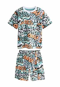 Zwei-teiliger Anzug mit Graffiti-Muster, bestehend aus einem T-Shirt mit kurzen Ärmeln und Shorts in Teal, Orange und Schwarz, aus weichem, leichtem Stoff.