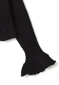 Tissu noir côtelé avec une finition texturée ; présente un design de manche évasée au niveau du poignet. Ajustement réglable avec une légère brillance.