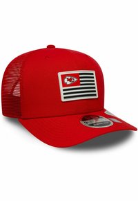 Rote Baseballmütze mit Netzeinsätzen, ausgestattet mit einem weißen rechteckigen Aufnäher mit einem schwarz-weißen Streifenmuster und dem Logo eines Fußballteams.