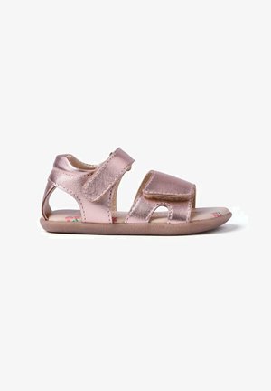 Sandalias metálicas en oro rosa con dos tiras ajustables, talón abierto y estampado floral en la plantilla. Suela ligera para mayor comodidad y flexibilidad.