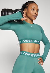 Nike Performance CROP - Ilgarankovis viršutinės dalies drabužis - bicoastal/white