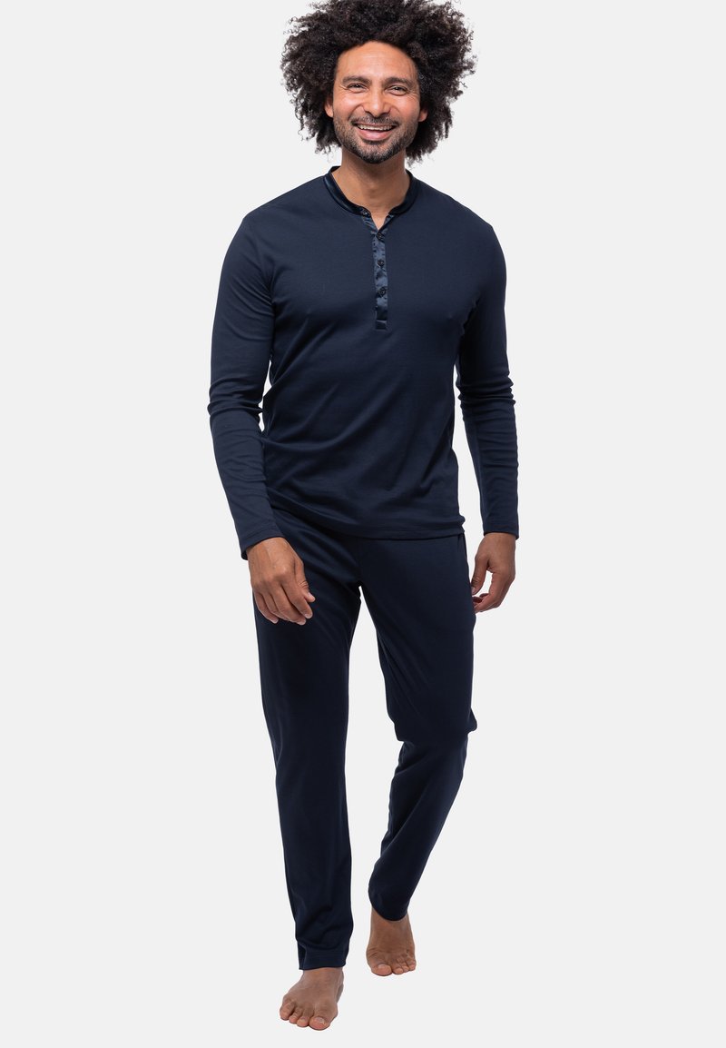 Marineblå langærmet pyjamasæt med henley-krave, knaplukning og matchende bukser. Blødt, glat stof med en tætsiddende design.