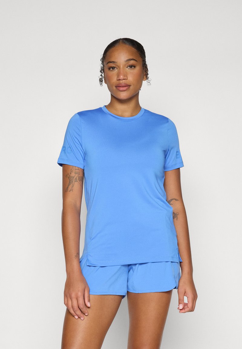 T-shirt atletico azzurro chiaro realizzato in un tessuto liscio e traspirante, con maniche corte e scollo rotondo, abbinato a pantaloni corti coordinati.