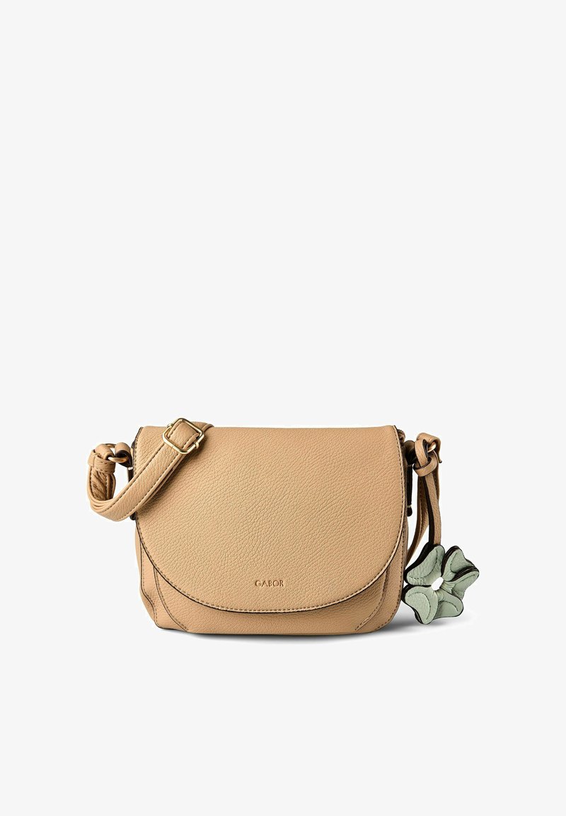 Tanleren crossbody tas met verstelbare riem, klep sluiting en grijs bloemenvormig bedeltje aan de zijkant.