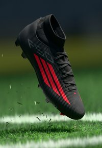 Selezionato, core black/lucid red