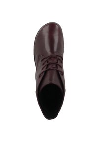 Burgundowa skórzana botka na kostkę z okrągłym noskiem, sznurowanym przodem i gładką fakturą. Wnętrze zaprojektowane z myślą o komforcie i dopasowaniu.