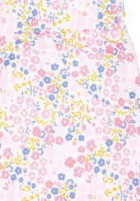 Blumendesign Stoff mit rosa, blauen und gelben Blumen auf einem weißen Hintergrund; weiche Textur mit einem leichten, filigranen Design.