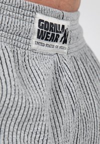 Grijze shorts van gestructureerde stof met verticale strepen. Voorzien van een opvallend logo-label met de tekst "GORILLA WEAR" en van Amerikaanse oorsprong.