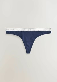 Navyblaue Tanga-Unterwäsche aus weichem Stoff, mit einem weißen Bund, auf dem "NEXT" in Schwarz gedruckt ist. Einfaches, minimalistisches Design.