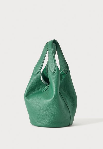 Sac à main en cuir vert texturé avec corps souple froncé et deux poignées courtes, debout sur un fond clair uni.