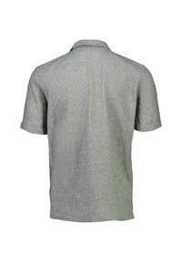 Camisa de cuello de manga corta en lino gris claro, que presenta un tejido texturizado y un corte relajado con un dobladillo recto en la parte trasera.