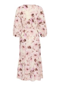Robe fleurie avec une base rose pâle ornée de fleurs brunes et violettes, une taille cintrée et une jupe à volants avec une texture douce.