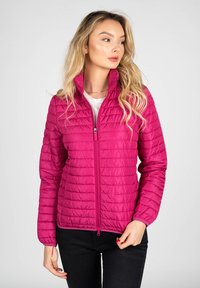 Giacca trapuntata fucsia con colletto alto, zip a lunghezza intera e polsini elasticizzati. Texture liscia e design leggero.